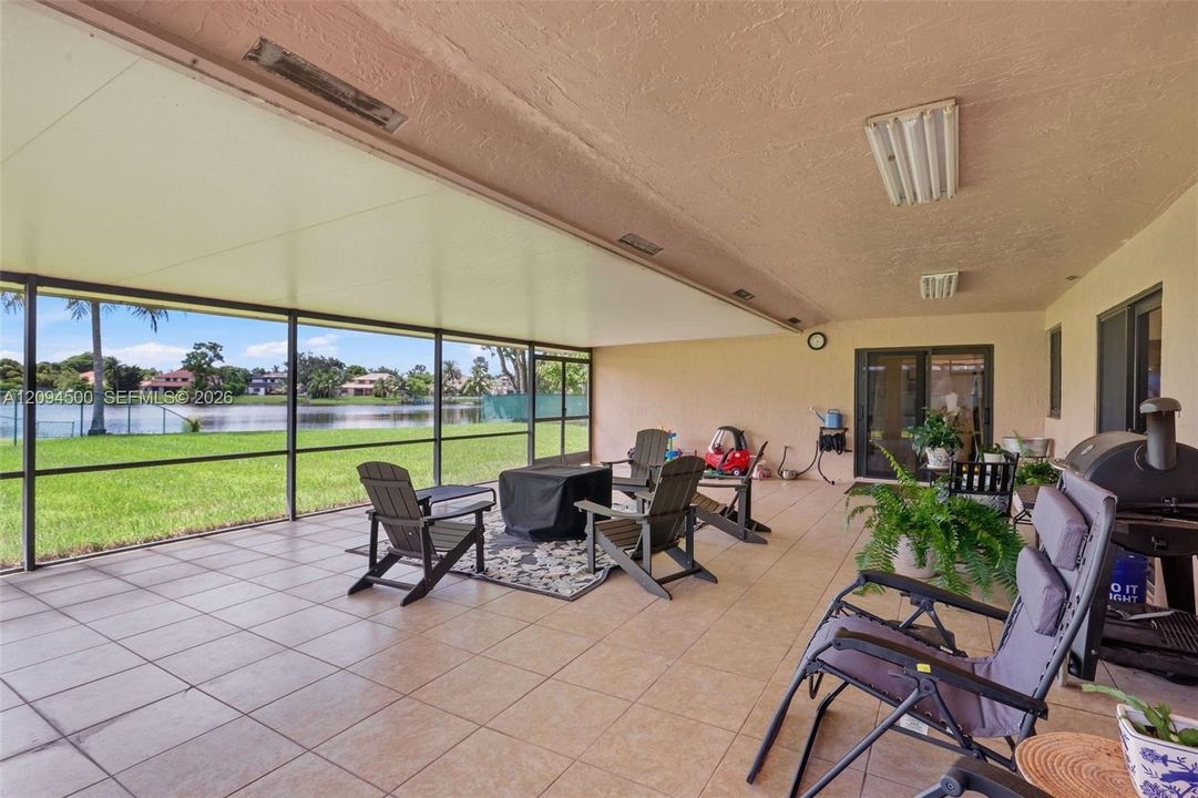 For Sale: $800,000 (3 beds, 2 baths, 1960 Square Feet)