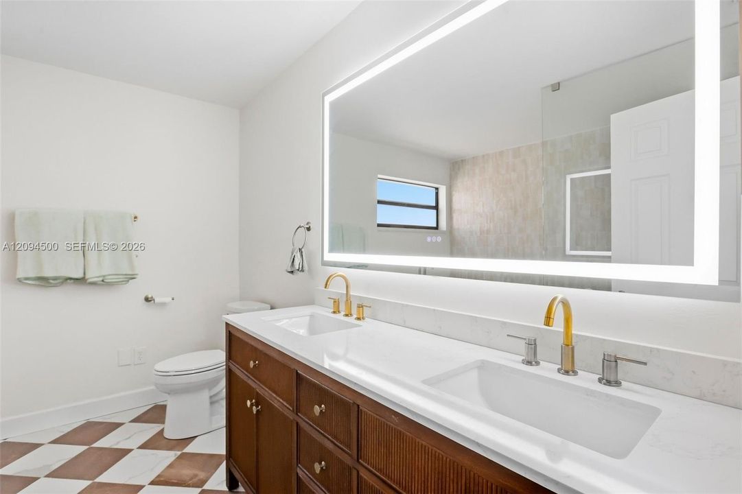 For Sale: $800,000 (3 beds, 2 baths, 1960 Square Feet)