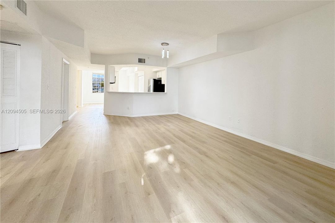 В аренду: $2,450 (2 спален, 2 ванн, 1064 Квадратных фут)