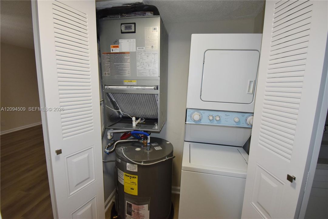 For Sale: $223,900 (2 beds, 2 baths, 1091 Square Feet)