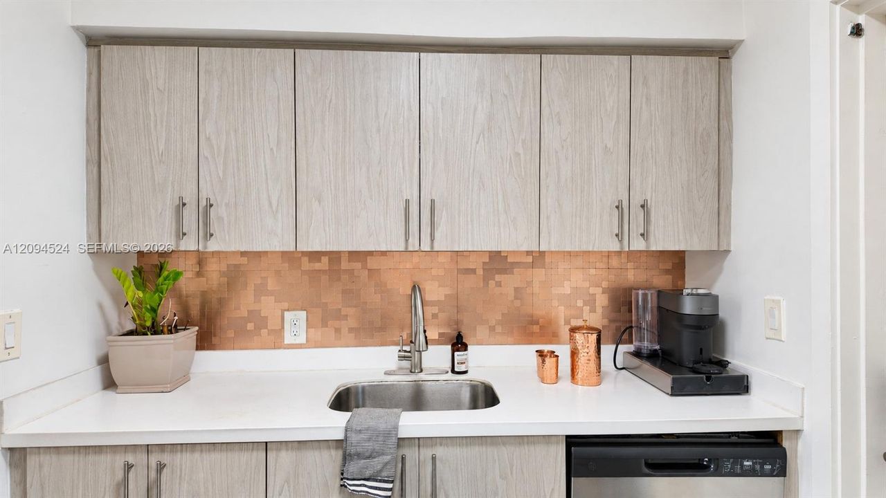 For Rent: $2,600 (1 beds, 1 baths, 750 Square Feet)