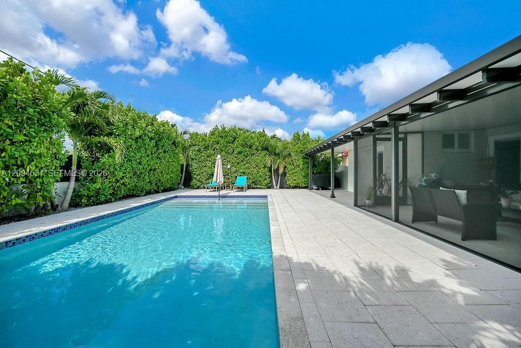 For Rent: $3,600 (3 beds, 2 baths, 1193 Square Feet)