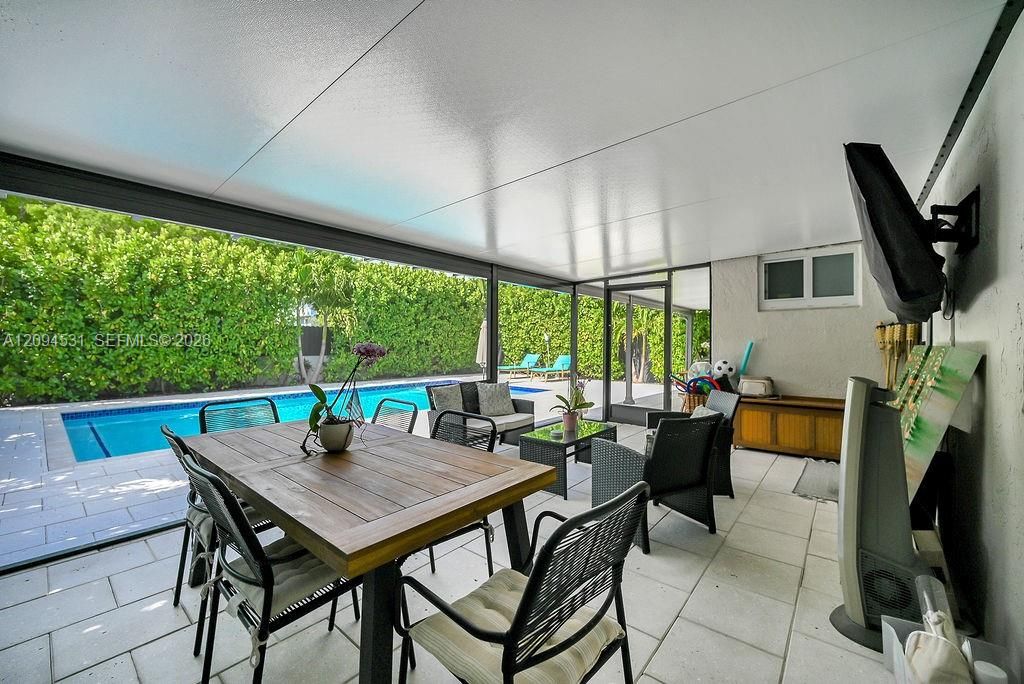 For Rent: $3,600 (3 beds, 2 baths, 1193 Square Feet)