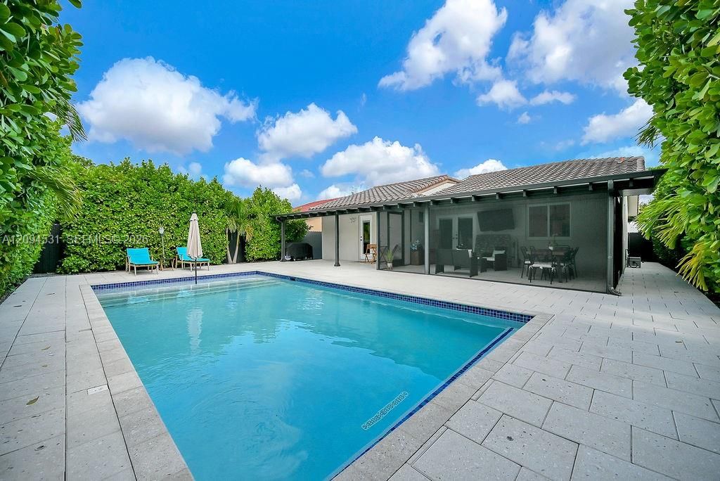 For Rent: $3,600 (3 beds, 2 baths, 1193 Square Feet)