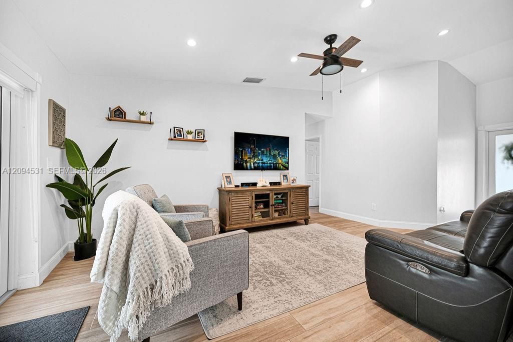 For Rent: $3,600 (3 beds, 2 baths, 1193 Square Feet)