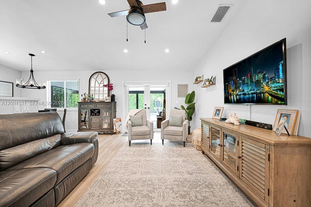 For Rent: $3,600 (3 beds, 2 baths, 1193 Square Feet)