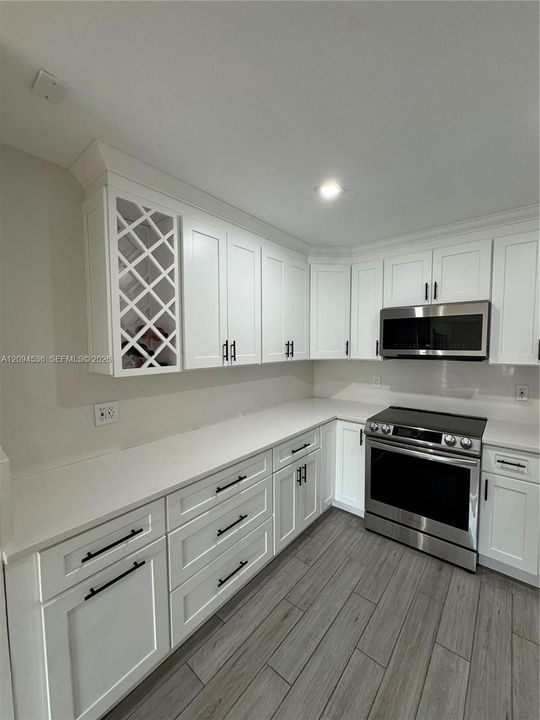 For Rent: $2,400 (2 beds, 2 baths, 955 Square Feet)