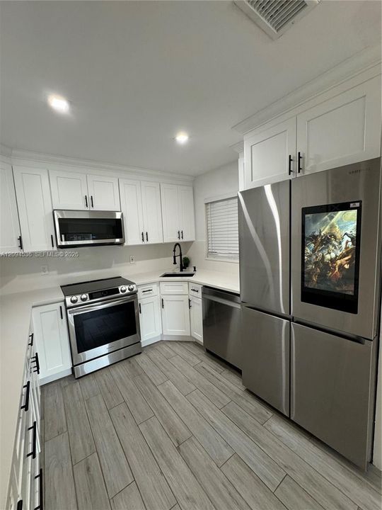 For Rent: $2,400 (2 beds, 2 baths, 955 Square Feet)