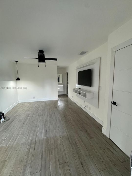 For Rent: $2,400 (2 beds, 2 baths, 955 Square Feet)