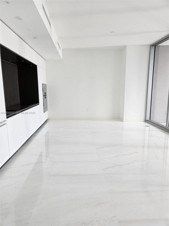 For Rent: $6,300 (1 beds, 1 baths, 679 Square Feet)