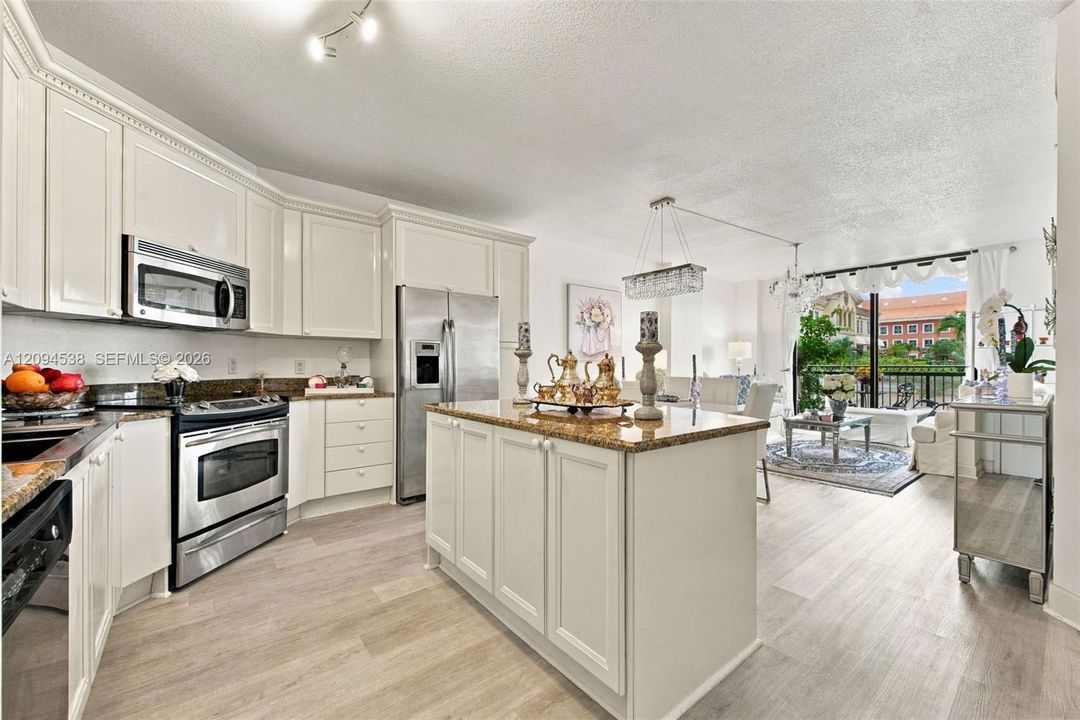 For Sale: $500,000 (1 beds, 1 baths, 781 Square Feet)