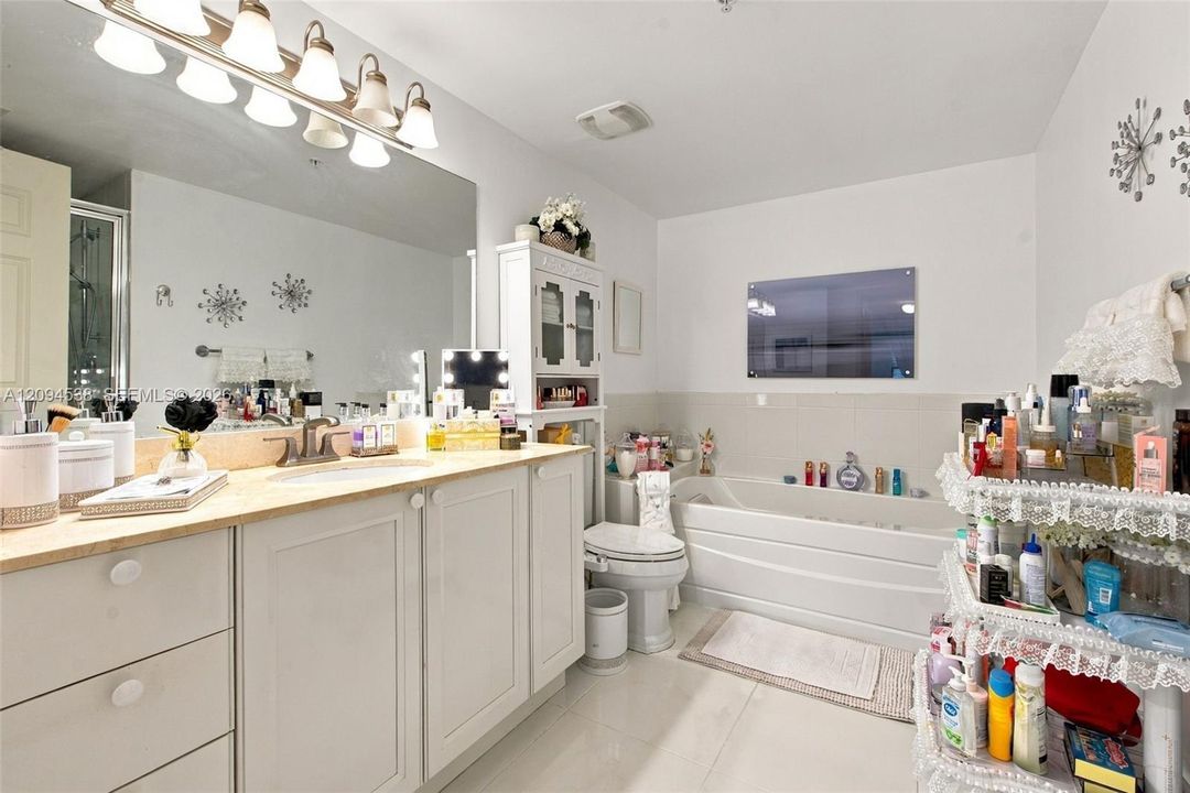 For Sale: $500,000 (1 beds, 1 baths, 781 Square Feet)