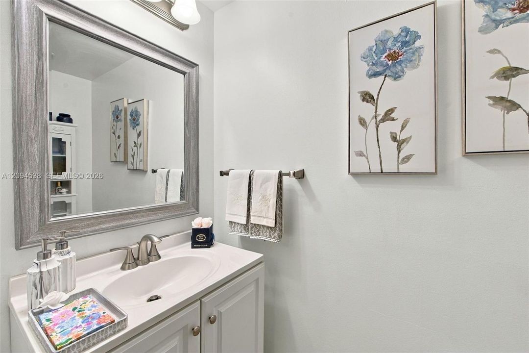 For Sale: $500,000 (1 beds, 1 baths, 781 Square Feet)