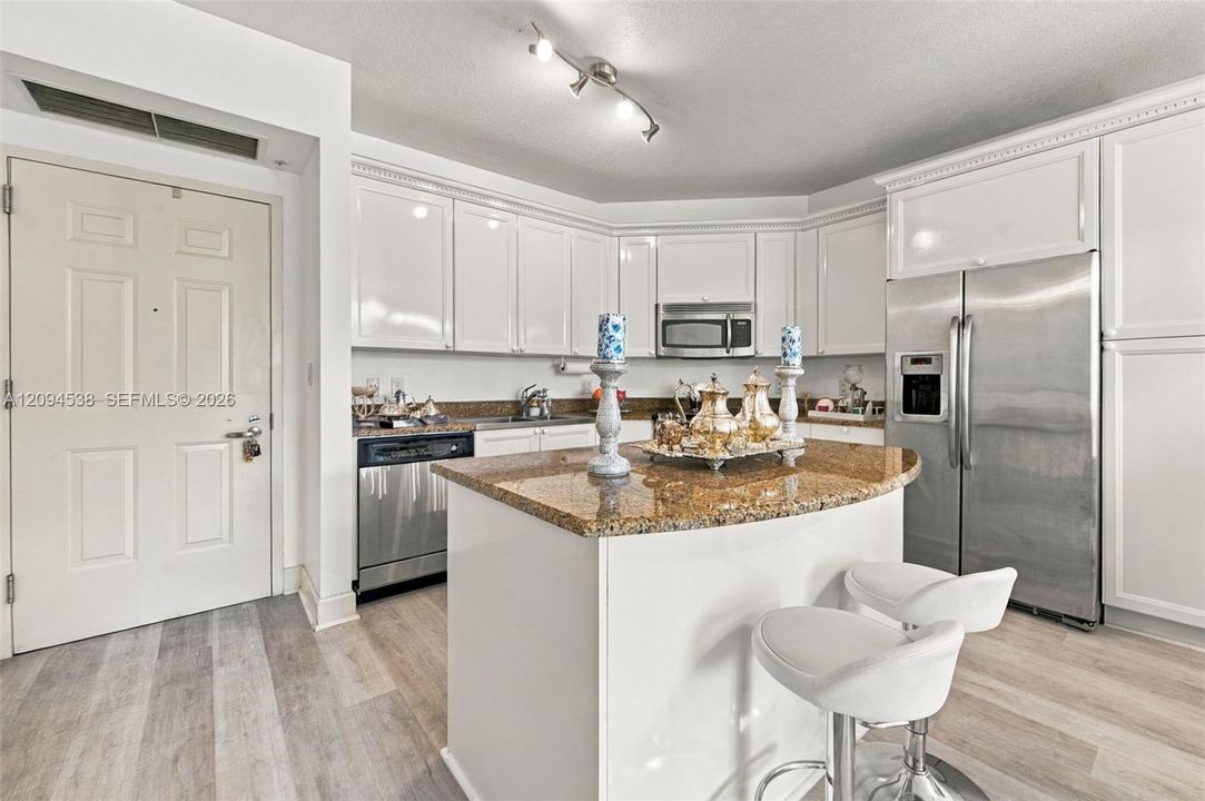 For Sale: $500,000 (1 beds, 1 baths, 781 Square Feet)