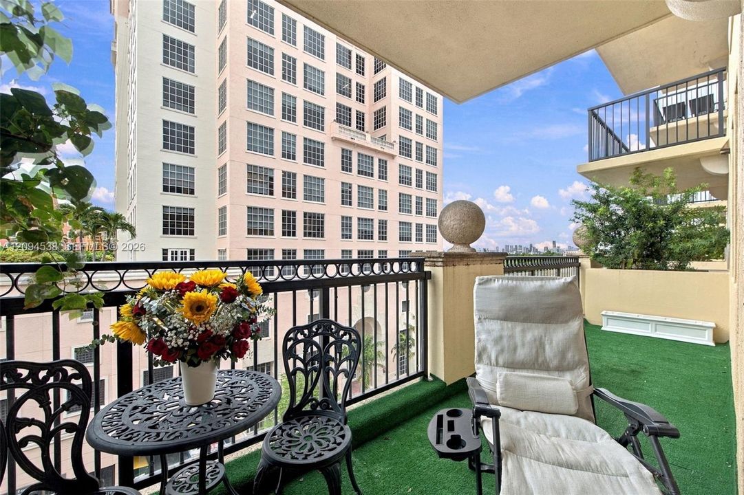 For Sale: $500,000 (1 beds, 1 baths, 781 Square Feet)