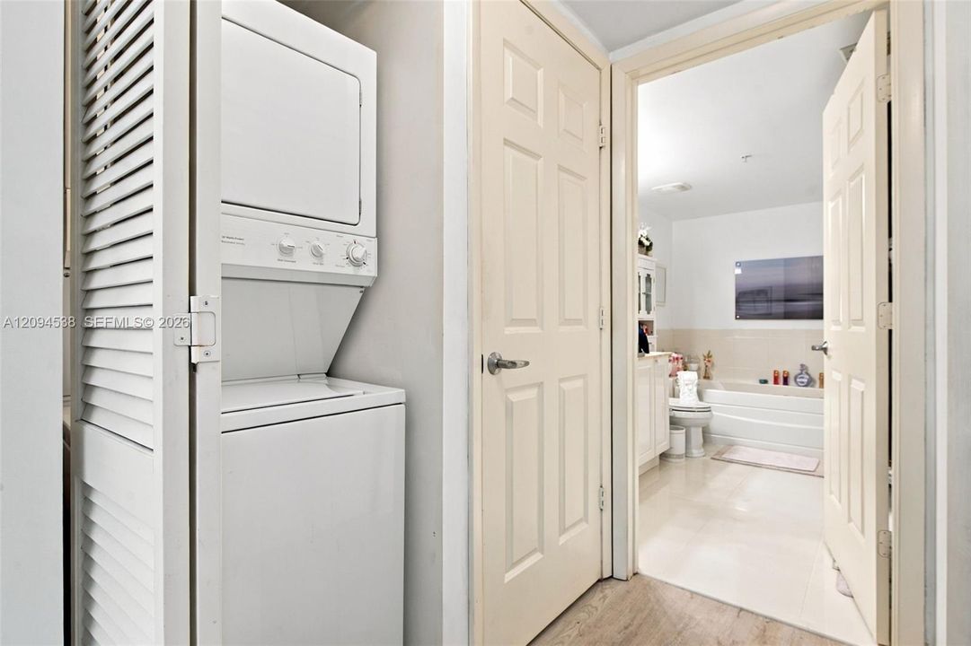 For Sale: $500,000 (1 beds, 1 baths, 781 Square Feet)