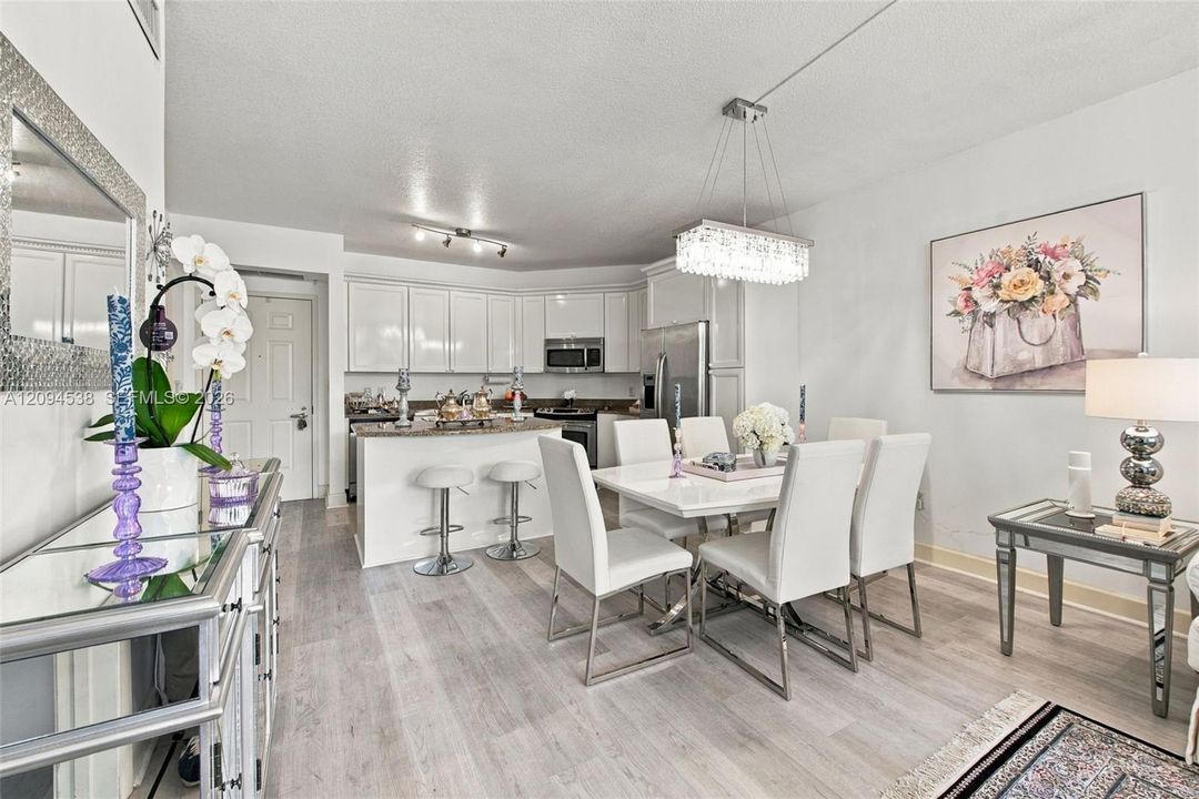 For Sale: $500,000 (1 beds, 1 baths, 781 Square Feet)