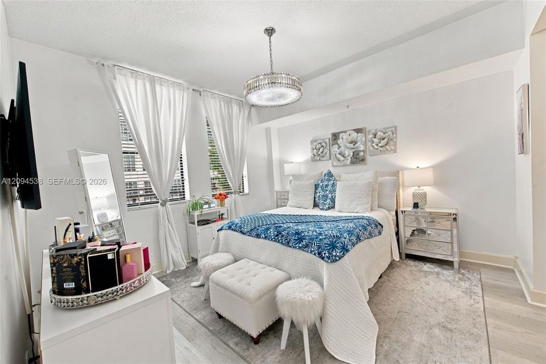 For Sale: $500,000 (1 beds, 1 baths, 781 Square Feet)