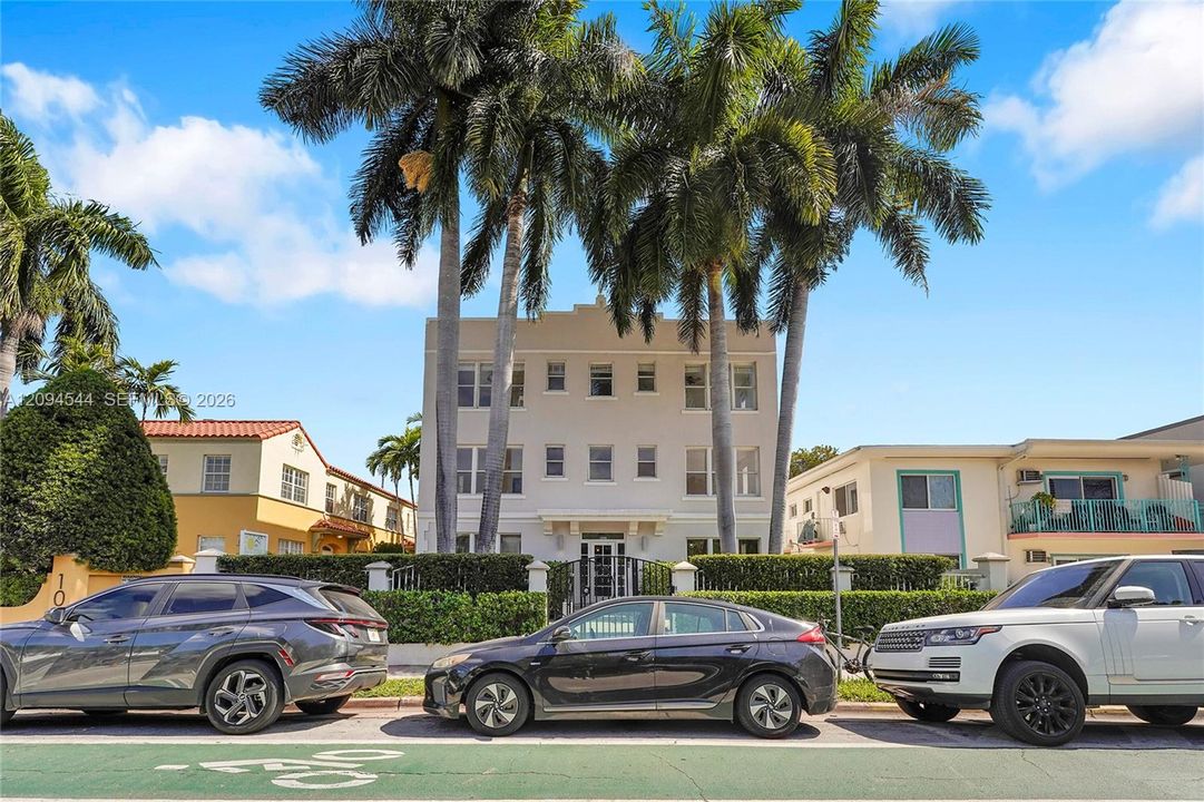 For Rent: $3,000 (2 beds, 2 baths, 800 Square Feet)