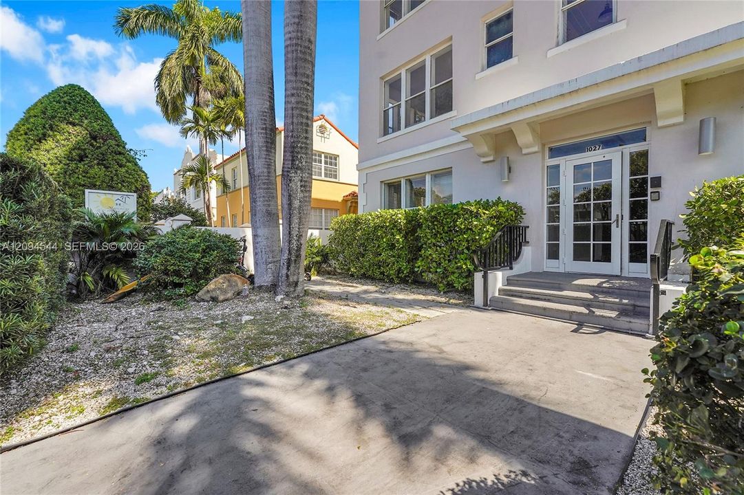 For Rent: $3,000 (2 beds, 2 baths, 800 Square Feet)
