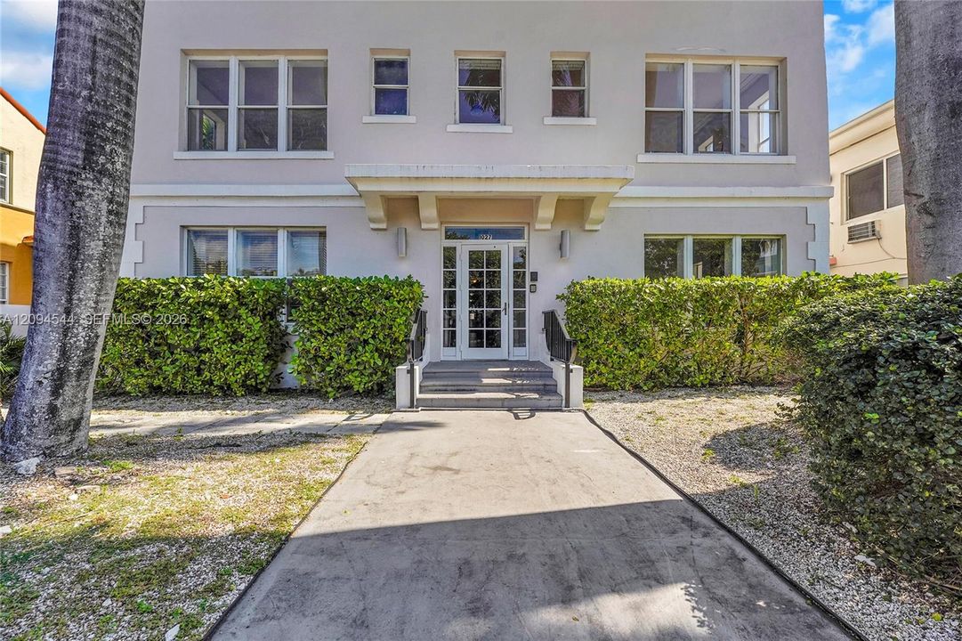 For Rent: $3,000 (2 beds, 2 baths, 800 Square Feet)