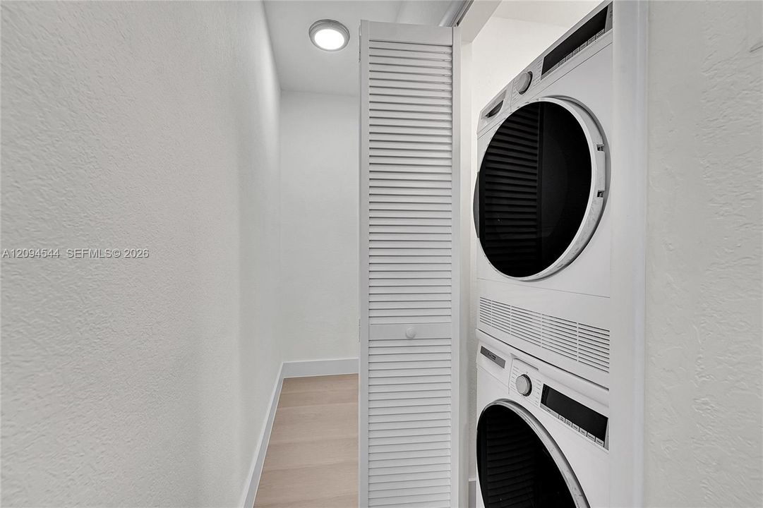 For Rent: $3,000 (2 beds, 2 baths, 800 Square Feet)