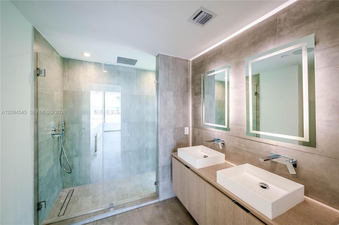 En Venta: $3,250,000 (3 camas, 3 baños, 2210 Pies cuadrados)