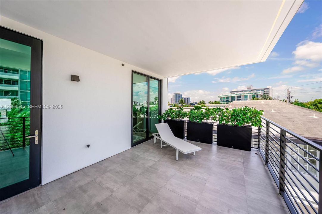 En Venta: $3,250,000 (3 camas, 3 baños, 2210 Pies cuadrados)