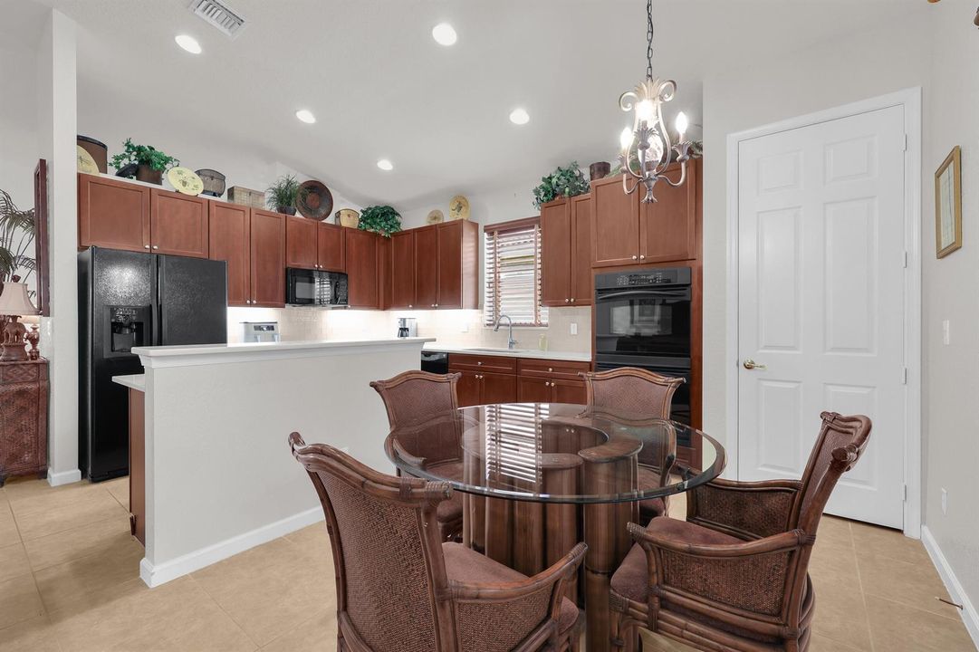Eat In Kitchen/Breakfast area