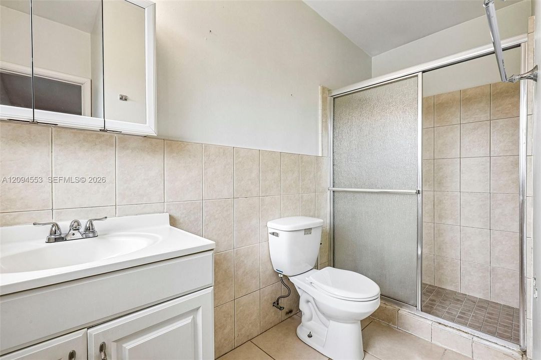 En-suite bathroom with shower