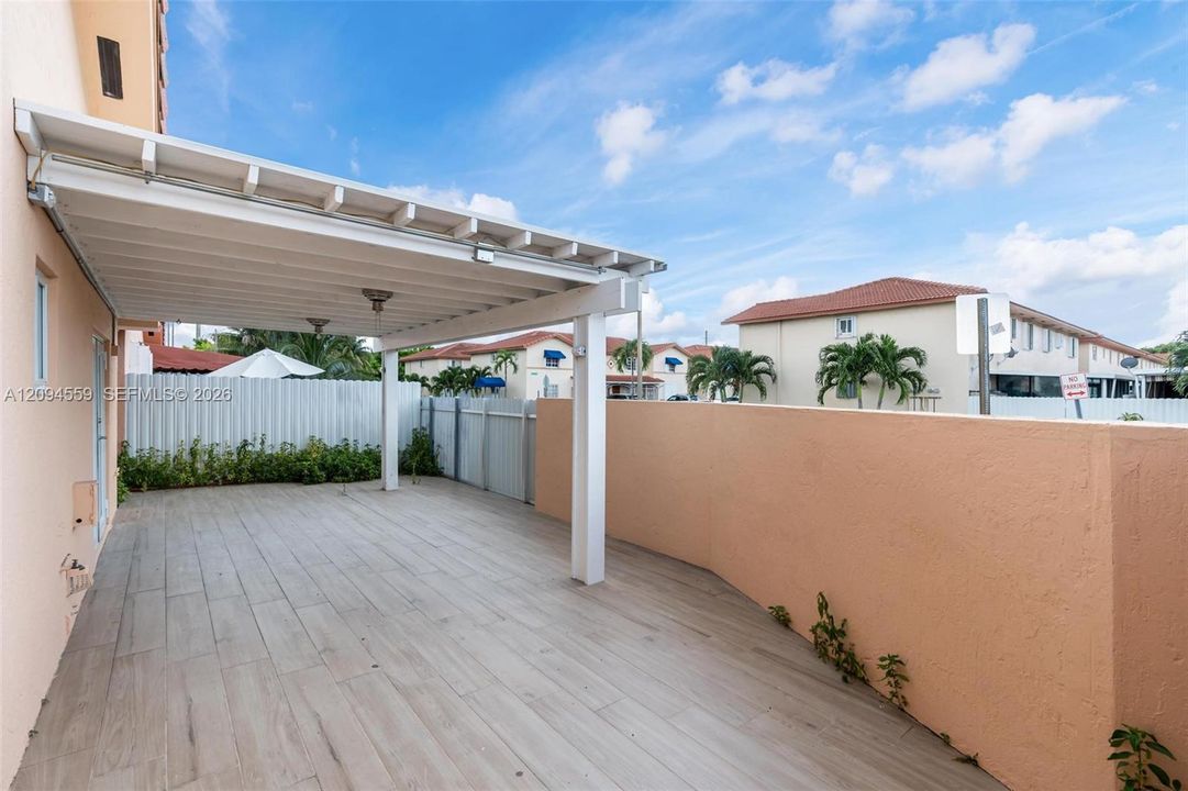 В аренду: $3,300 (3 спален, 2 ванн, 1090 Квадратных фут)
