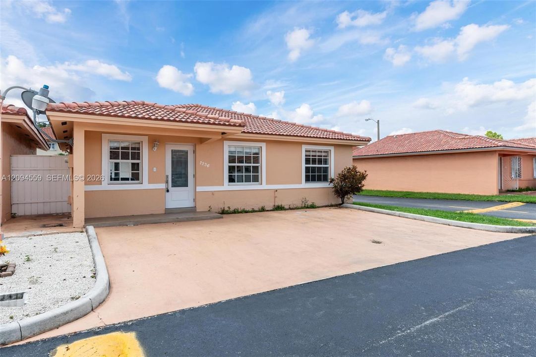 В аренду: $3,300 (3 спален, 2 ванн, 1090 Квадратных фут)