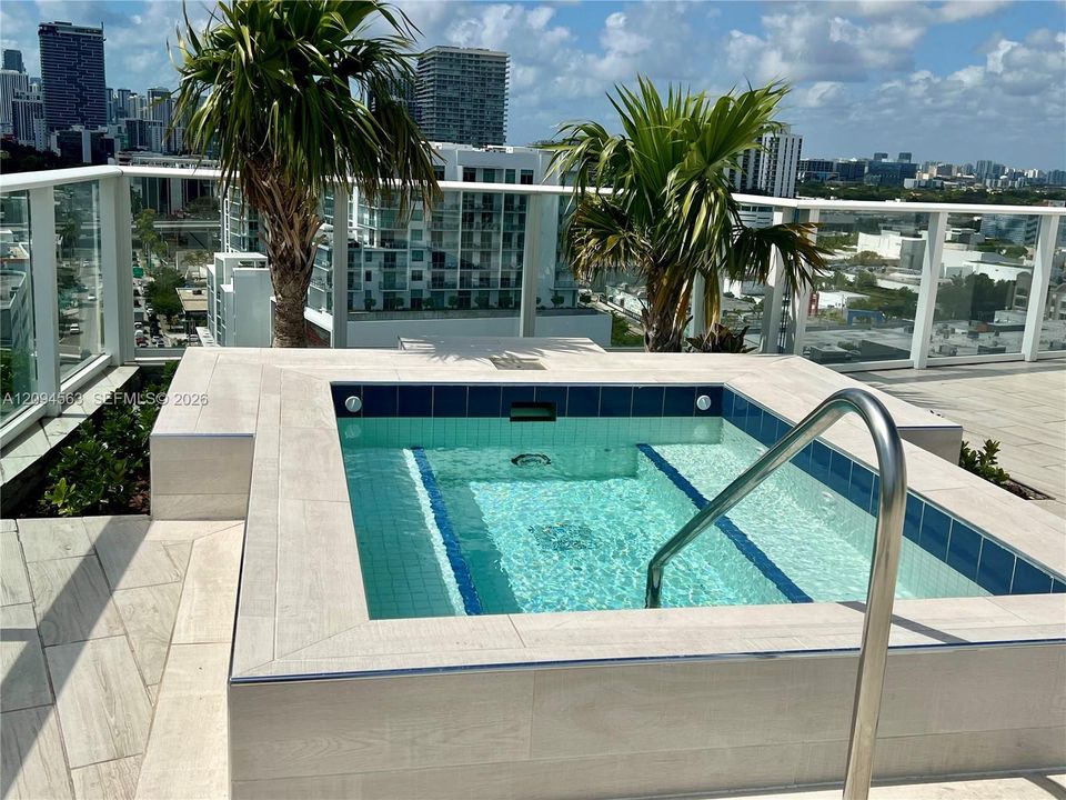 En Venta: $550,000 (2 camas, 2 baños, 951 Pies cuadrados)
