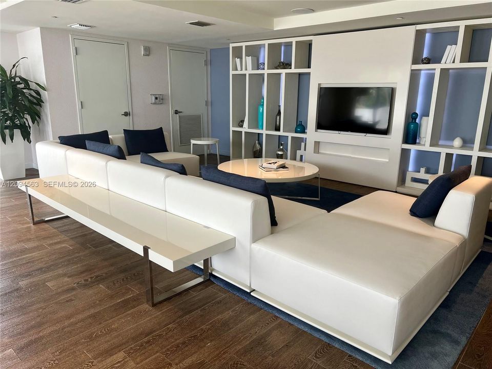En Venta: $550,000 (2 camas, 2 baños, 951 Pies cuadrados)