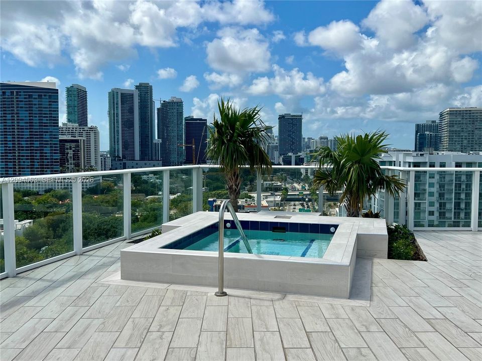 En Venta: $550,000 (2 camas, 2 baños, 951 Pies cuadrados)
