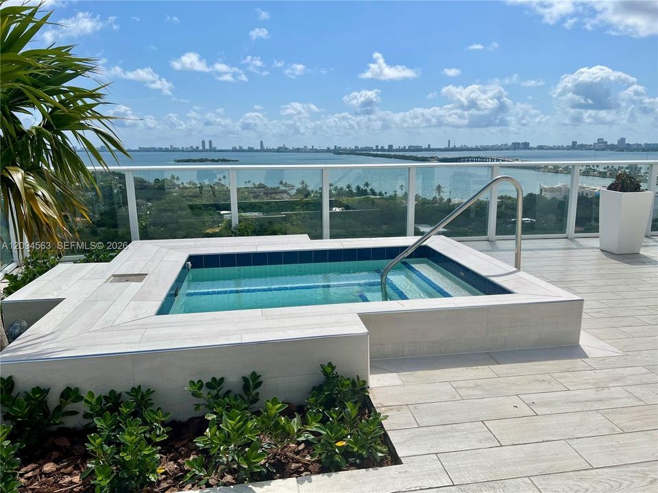 En Venta: $550,000 (2 camas, 2 baños, 951 Pies cuadrados)