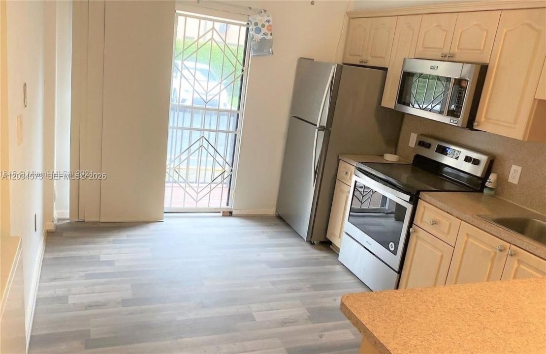 For Rent: $2,100 (2 beds, 2 baths, 812 Square Feet)