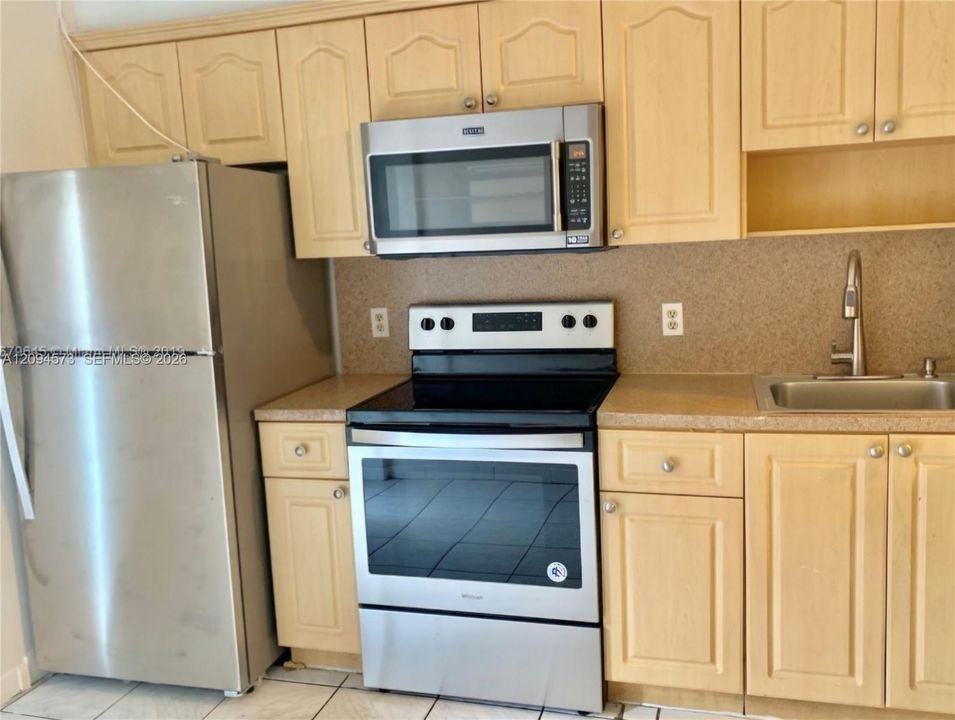 For Rent: $2,100 (2 beds, 2 baths, 812 Square Feet)