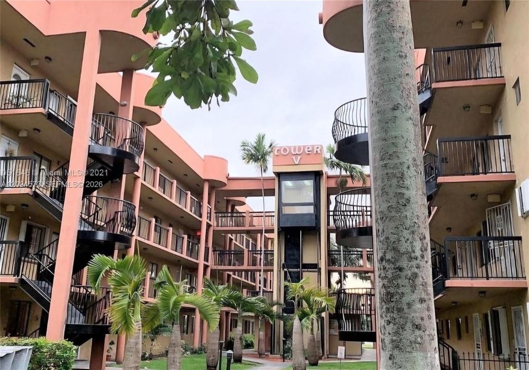 For Rent: $2,100 (2 beds, 2 baths, 812 Square Feet)