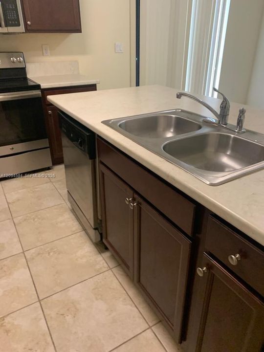For Sale: $299,000 (3 beds, 3 baths, 1365 Square Feet)