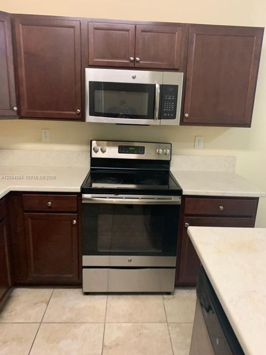 For Sale: $299,000 (3 beds, 3 baths, 1365 Square Feet)