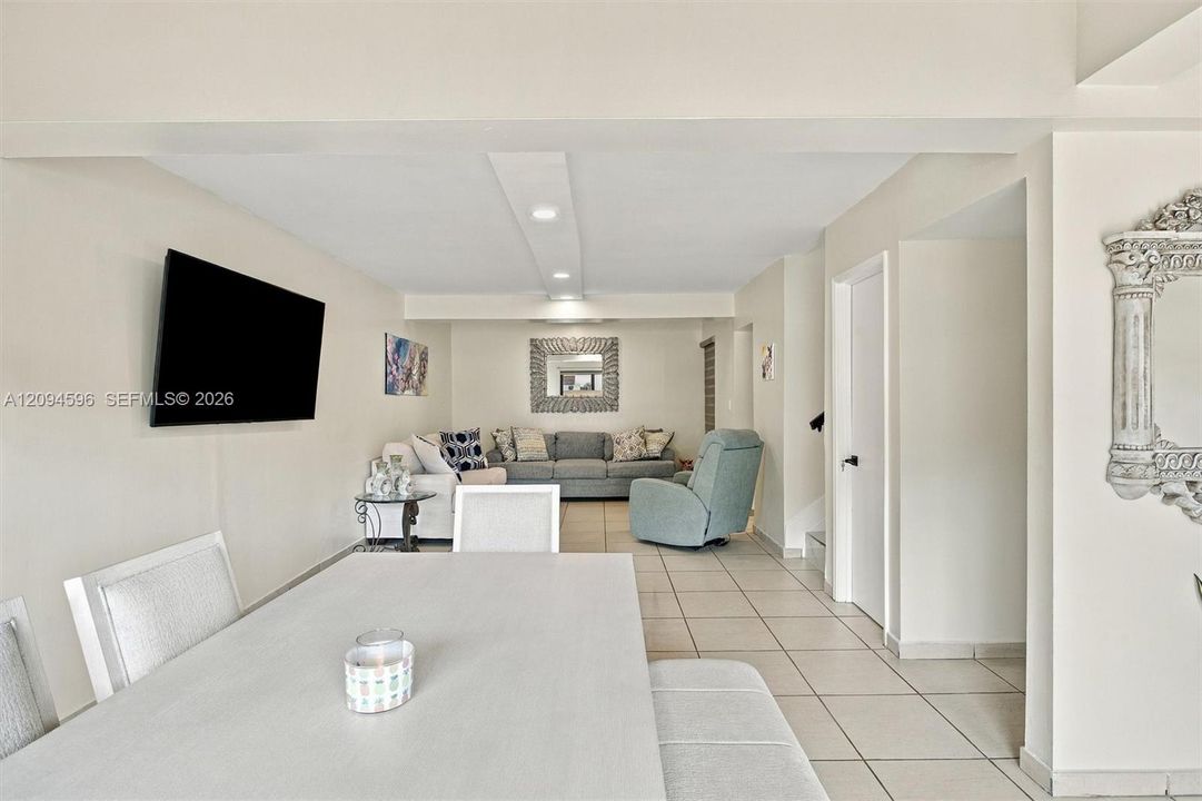 For Sale: $359,900 (3 beds, 3 baths, 1479 Square Feet)