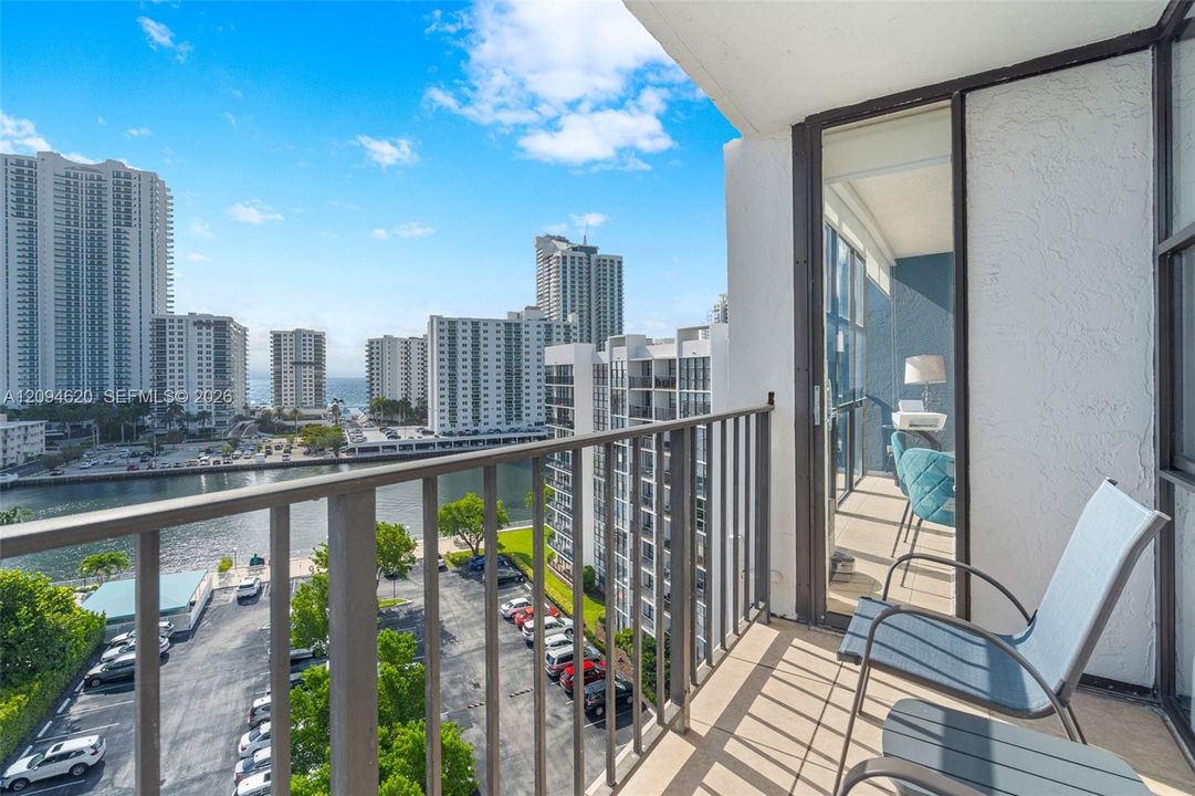 For Rent: $2,100 (1 beds, 1 baths, 915 Square Feet)