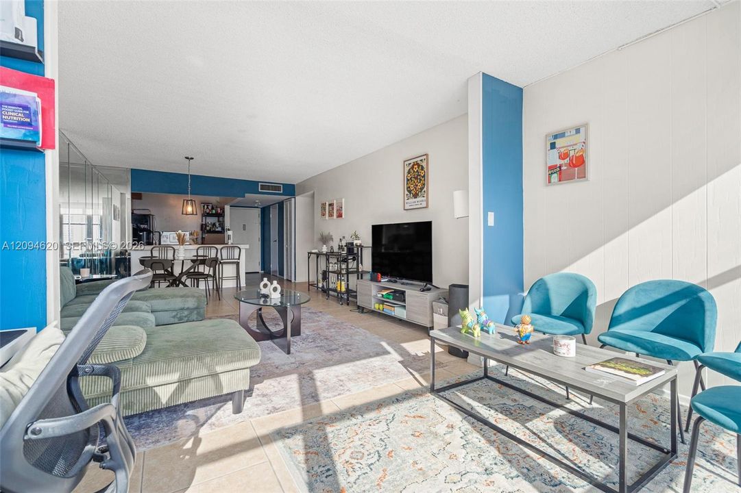 For Rent: $2,100 (1 beds, 1 baths, 915 Square Feet)