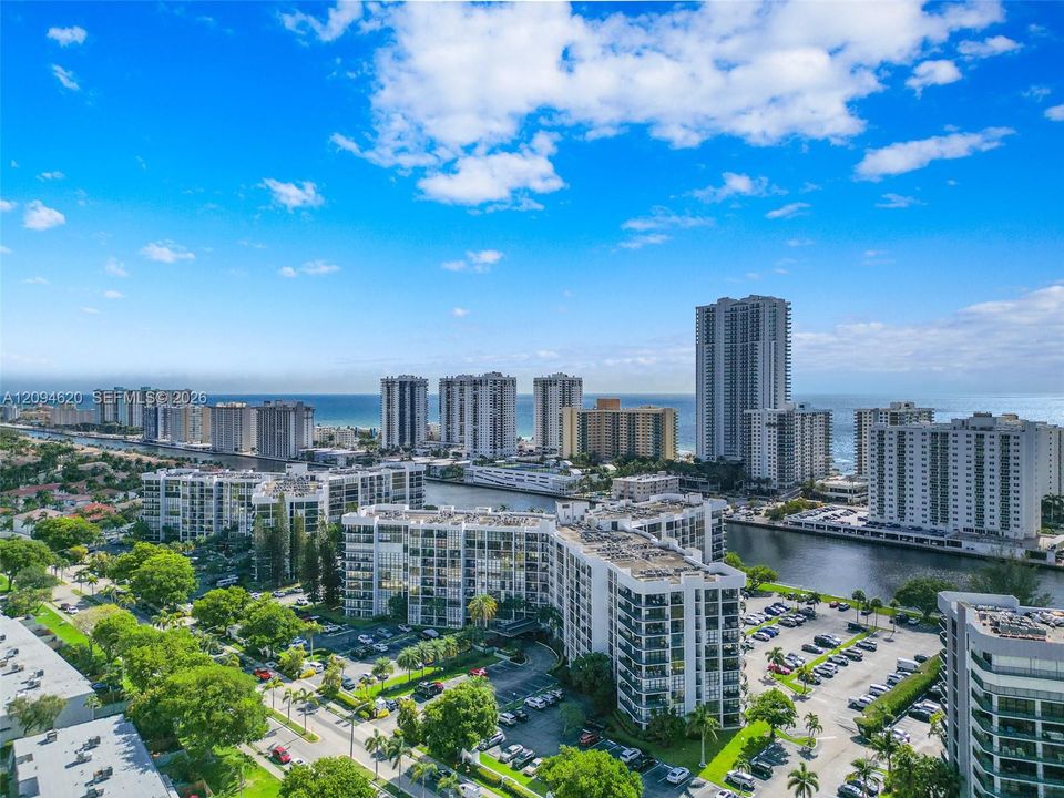 For Rent: $2,100 (1 beds, 1 baths, 915 Square Feet)
