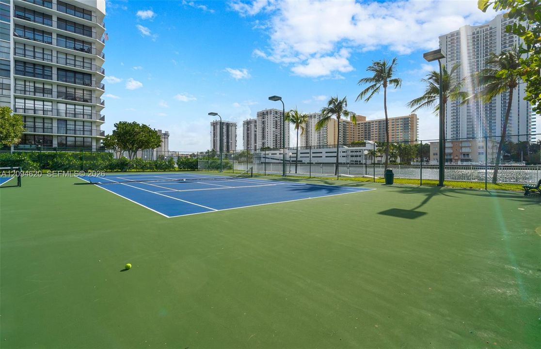 For Rent: $2,100 (1 beds, 1 baths, 915 Square Feet)