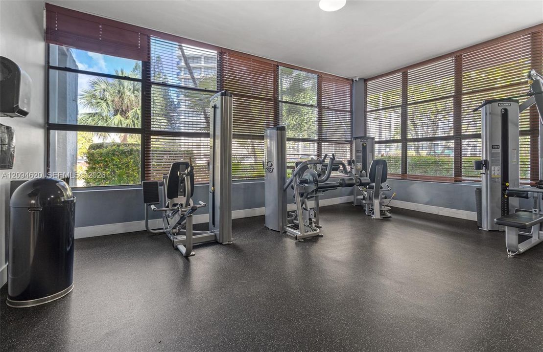 For Rent: $2,100 (1 beds, 1 baths, 915 Square Feet)