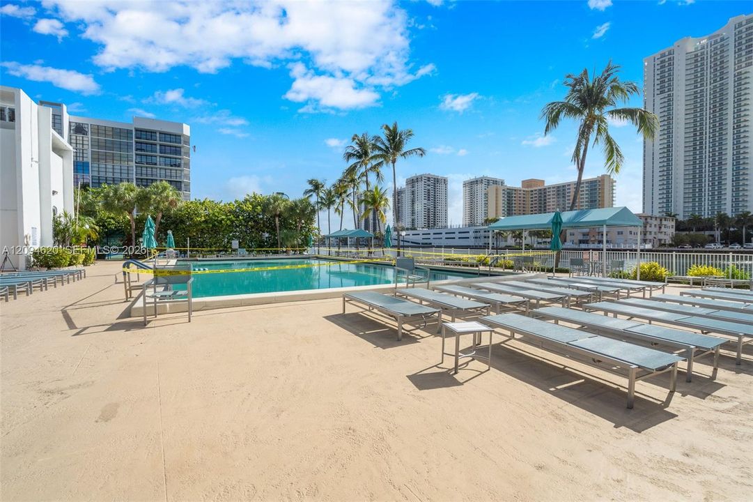 For Rent: $2,100 (1 beds, 1 baths, 915 Square Feet)