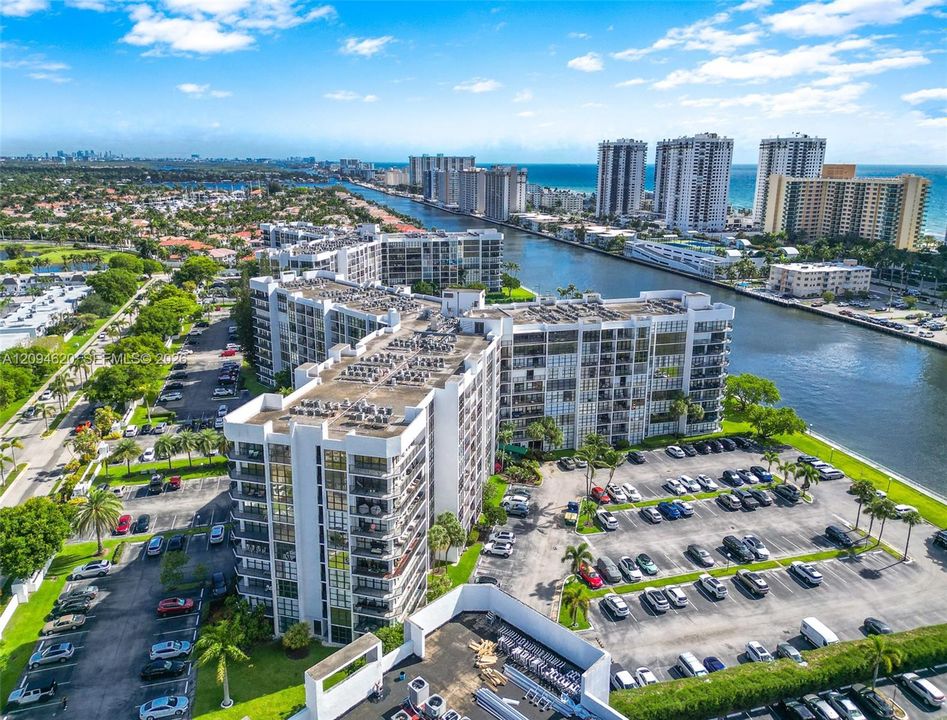 For Rent: $2,100 (1 beds, 1 baths, 915 Square Feet)