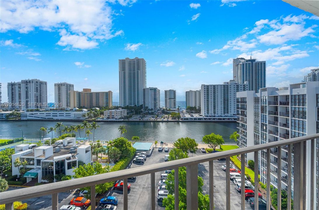 For Rent: $2,100 (1 beds, 1 baths, 915 Square Feet)